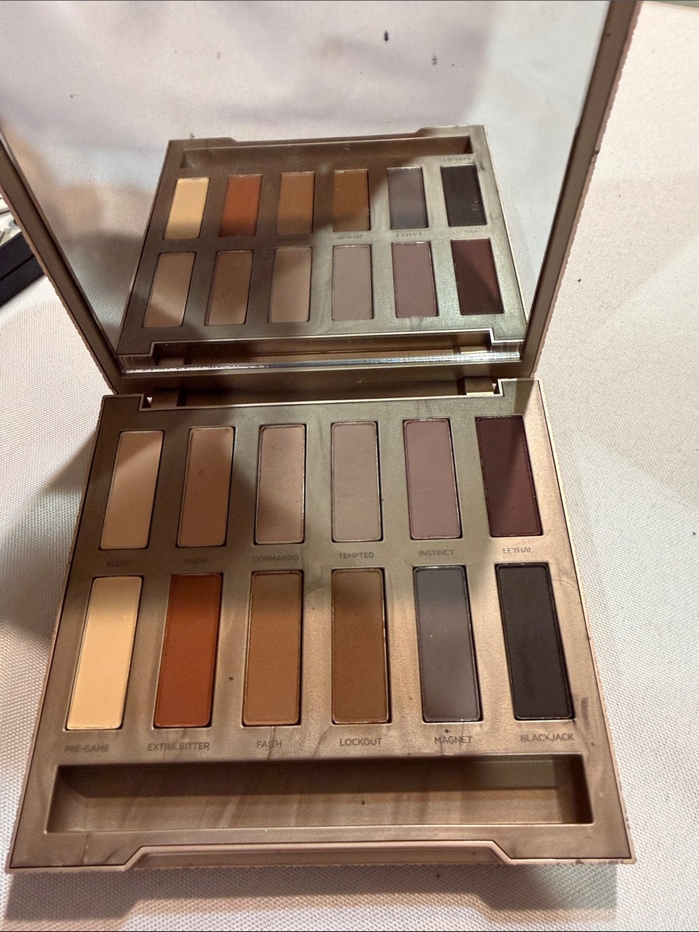 Assorted eyeshadows - Picture 4 of 15